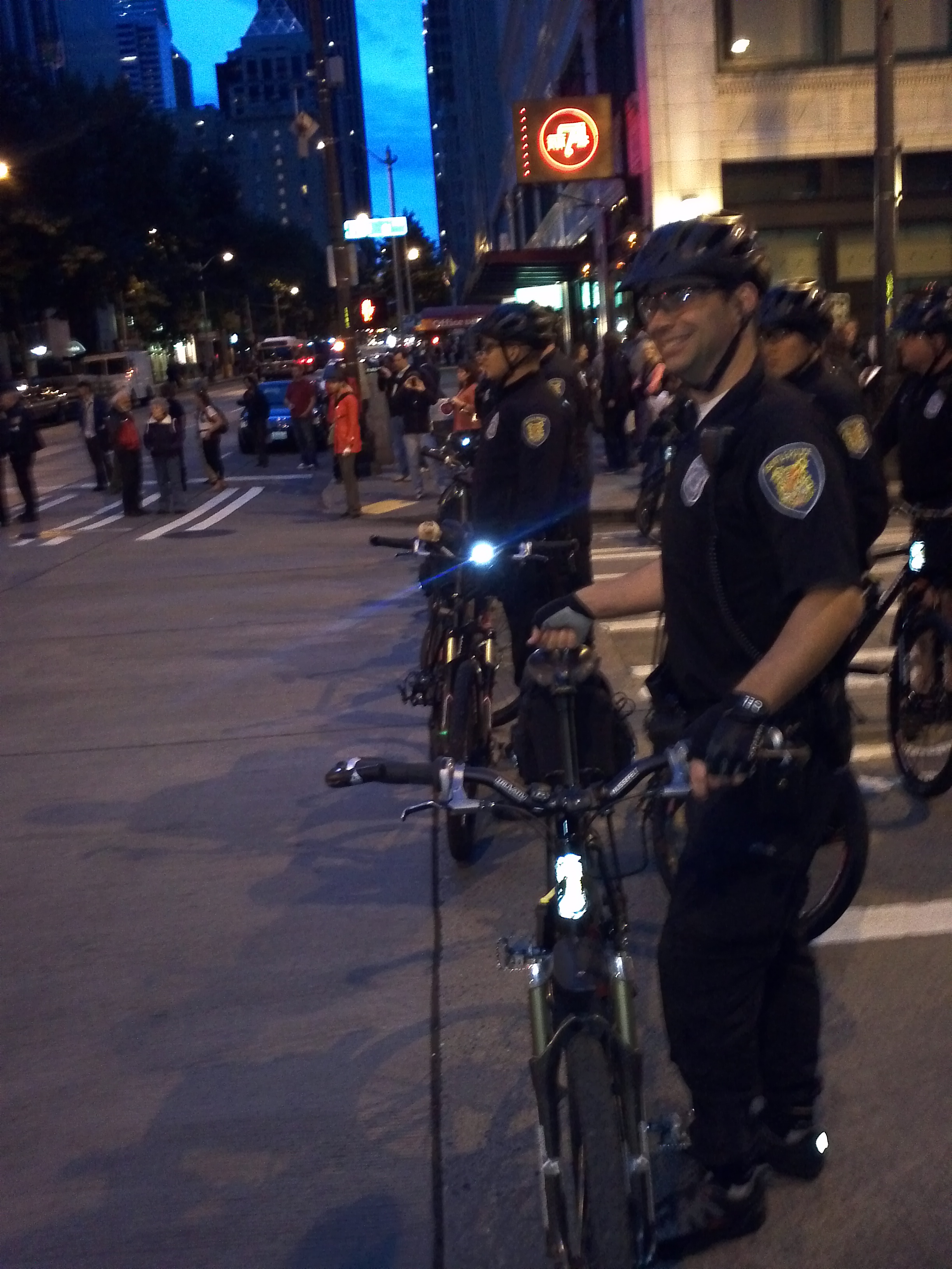 Marching past Cops. Occupy Seattle! Saturday 8 October 2011. Foto by William Bass.