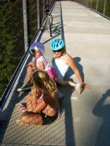 Three Sisters hangin' out. Yakima Bridge, 19 August 2006. Foto by William Bass.
