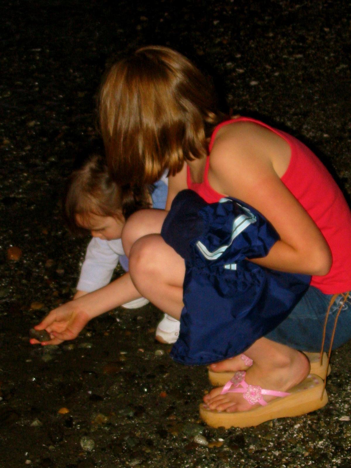 Morgan showing Talia what stones make the best skippy rocks.